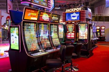 Studio produksi acara permainan langsung sultantogel dengan host profesional dan kamera broadcast